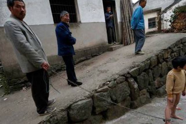 China: un nene de 11 años vive encadenado como un perro