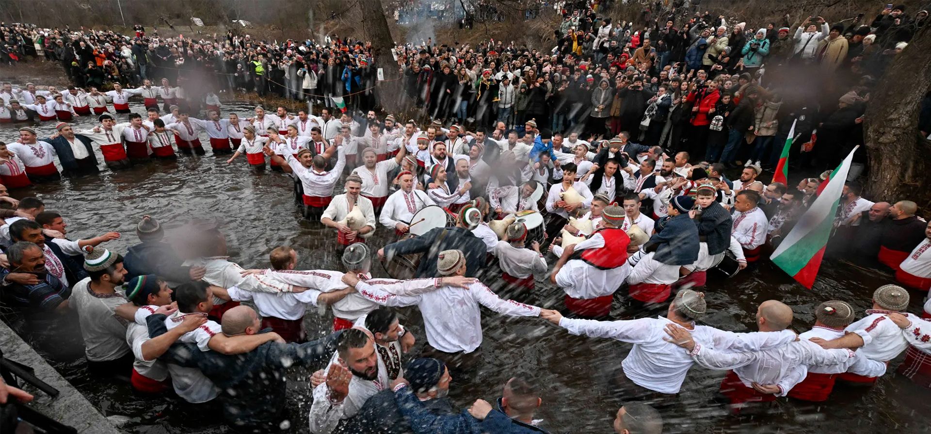 Los creyentes realizan la danza tradicional Horo en el río Tundzha en Kalofer, como parte de las celebraciones del Día de la Epifanía, Kalofer, Bulgaria. Fotografía: Nikolay Doychinov/AFP/Getty Images Los creyentes realizan la danza tradicional Horo en el río Tundzha en Kalofer, como parte de las celebraciones del Día de la Epifanía, Kalofer, Bulgaria. Fotografía: Nikolay Doychinov/AFP/Getty Images