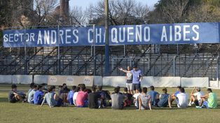 Todos atentos. El colorado Oyarbide y plantel planifican como ganarle a Puerto Nuevo, líder en la D.&nbsp; 