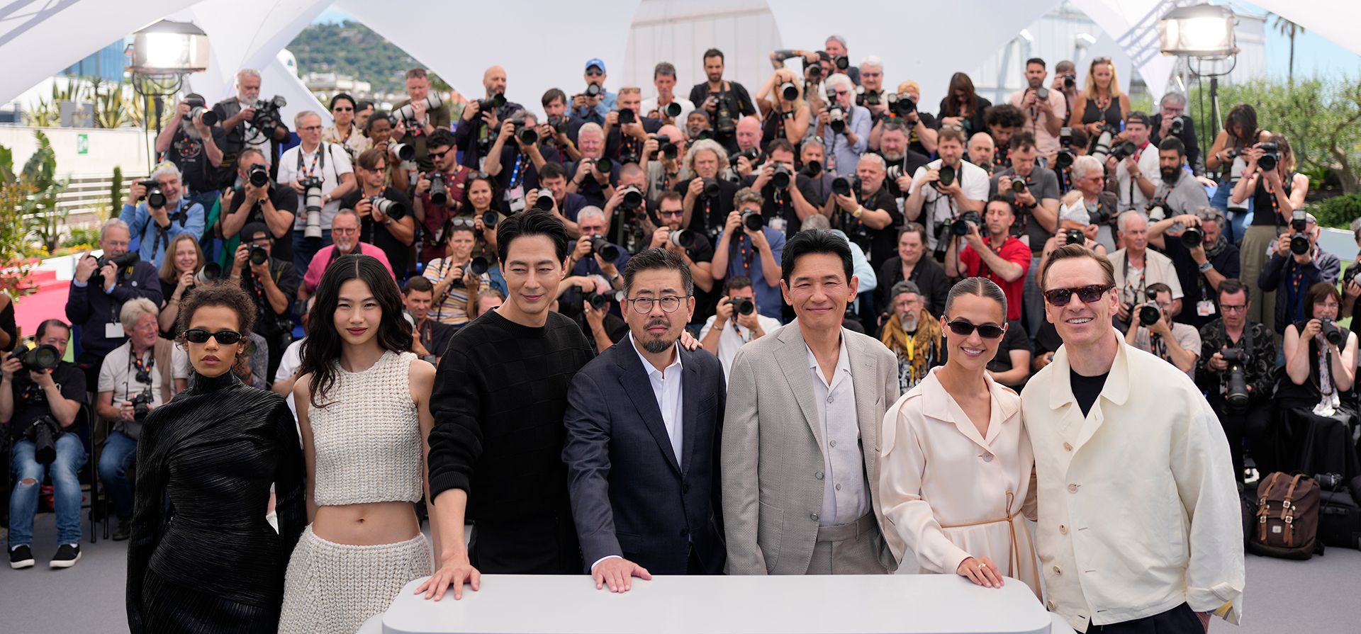 De izquierda a derecha: Taylor Russell, Hoyeon, Zo In-sung, el director Na Hong-jin, Hwang Jung-min, Alicia Vikander y Michael Fassbender posan para los fotógrafos en la sesión fotográfica de la película 'Hope' durante el 79º Festival Internacional de Cine de Cannes, en el sur de Francia, el lunes 18 de mayo de 2026. (Foto AP/John Locher) De izquierda a derecha: Taylor Russell, Hoyeon, Zo In-sung, el director Na Hong-jin, Hwang Jung-min, Alicia Vikander y Michael Fassbender posan para los fotógrafos en la sesión fotográfica de la película 'Hope' durante el 79º Festival Internacional de Cine de Cannes, en el sur de Francia, el lunes 18 de mayo de 2026. (Foto AP/John Locher)