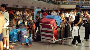 Cientos de viajeros entraron al país sin control por un paro