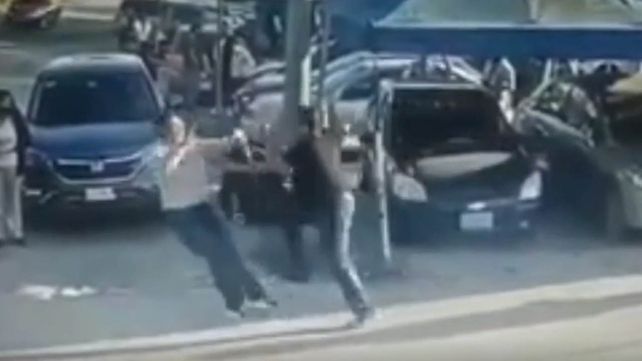 Las cámaras de seguridad registraron el momento en que el padre de la chica violada mata de una puñalada a su presunto autor del abuso.&nbsp;