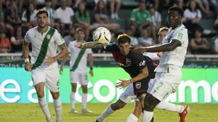 Acá pudo cambiar la historia, pero Newell’s no lo aprovechó. Centro de Méndez y cabezazo de Ramírez, que se fue afuera.