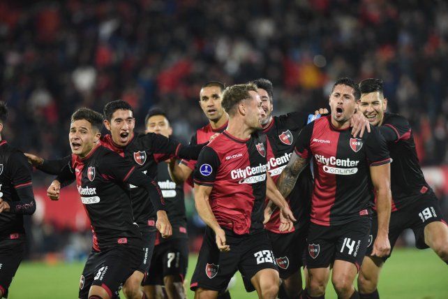 Salvó el invicto. Los leprosos celebran el gol de Armando Méndez ante Audax para el &nbsp;1 &nbsp;a 1 el pasado jueves en el Parque.