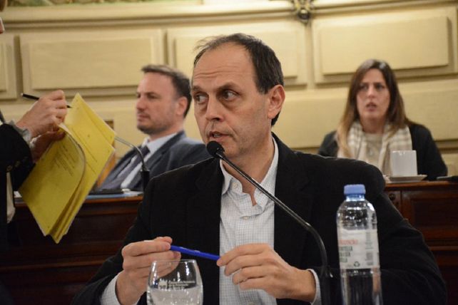 Con Carolina Losada lejos de la provincia, el senador Hugo Rasetto ve una oportunidad para competir por la Gobernación. 