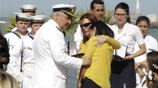 Distinguen a los familiares de las víctimas del submarino