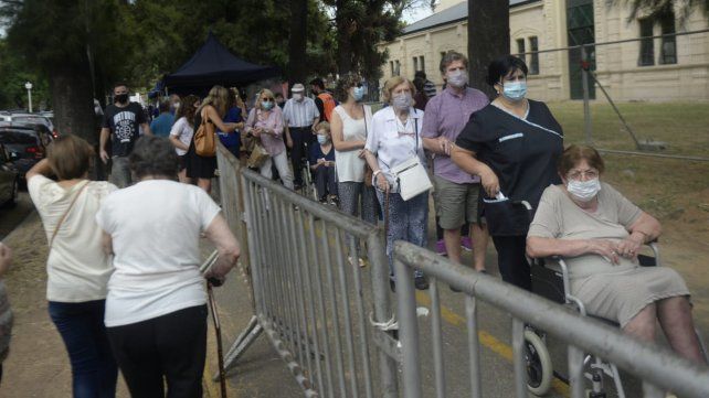 Los mayores de 90 años comenzaron a ser vacunados contra el coronavirus. 