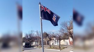 Insólito: en Ceres izaron una bandera británica de Malvinas en una plaza