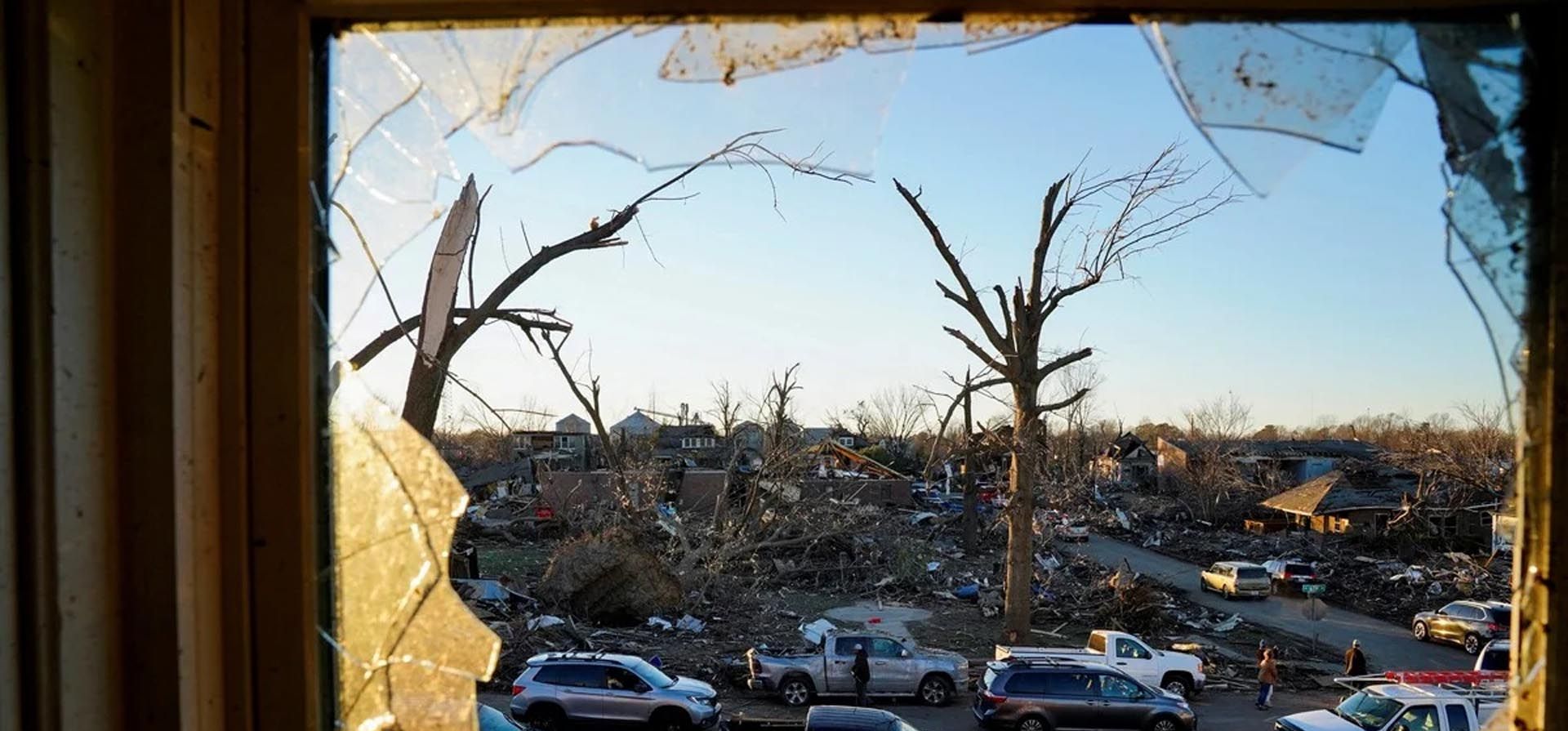 Vista desde la ventana de un dormitorio dentro de una casa después de que un devastador brote de tornados arrasara varios estados de Estados Unidos en Mayfield, Kentucky. Foto: AFP