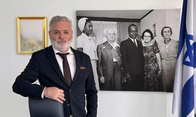 Una imagen del rosarino Leo Vinovetsky durante la época que era embajador de Israel en Costa de Marfil.