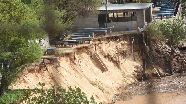 Chequean el estado de la costa central para evitar más derrumbes