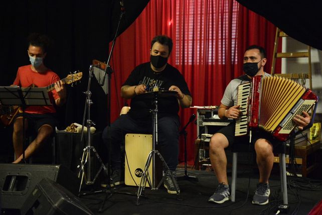 La música de Santa Fe se muestra en el escenario mayor del folclore