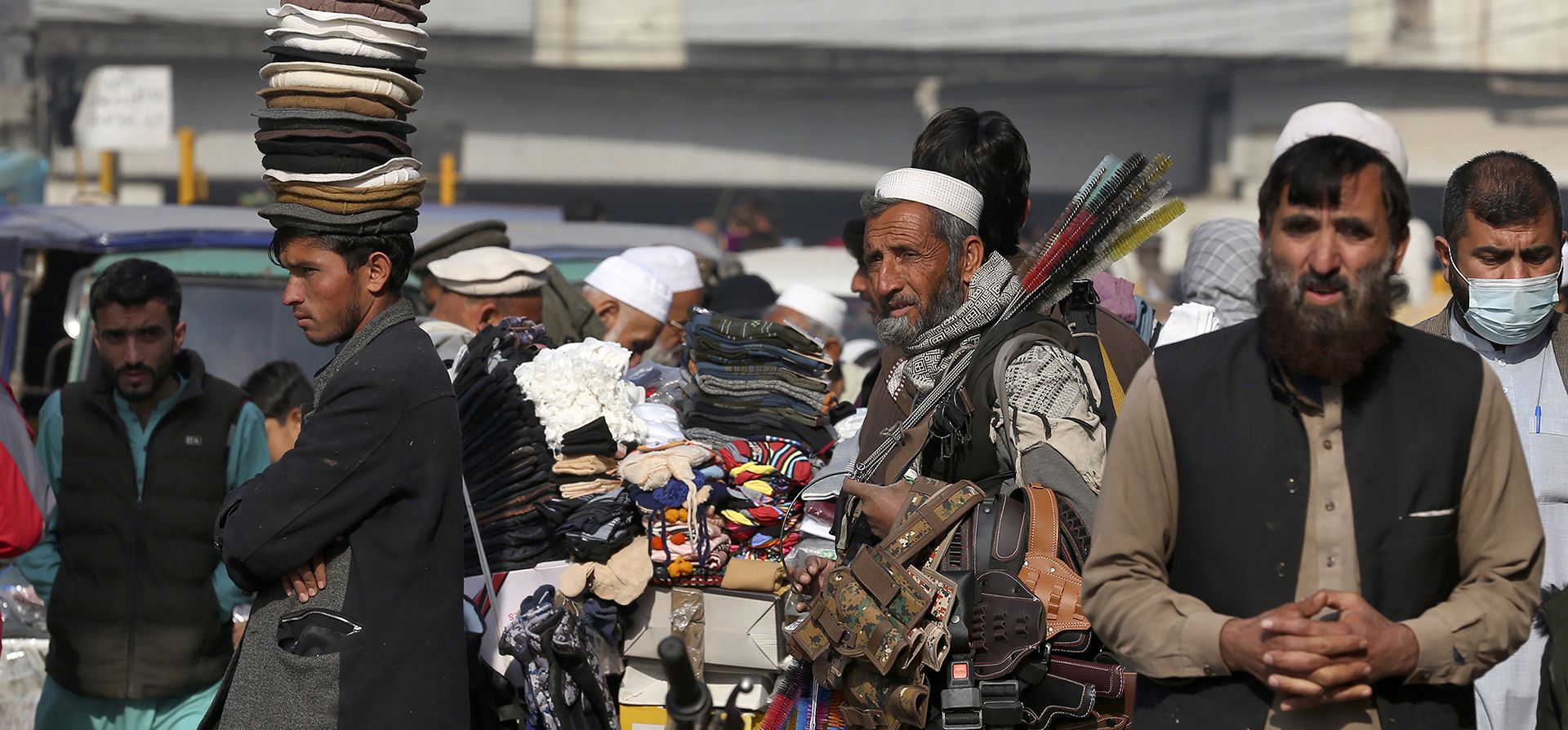 Vendedores ambulantes esperan a los clientes a lo largo de una carretera en el área antigua de Peshawar, Pakistán, el miércoles 1 de febrero de 2023. Peshawar, un valle montañoso clave que conecta el sur y el centro de Asia, soporta durante las últimas cuatro décadas la peor parte del aumento de la militarización en la región, alimentada por los conflictos en el vecino Afganistán. (Foto AP/Muhammad Sajjad)