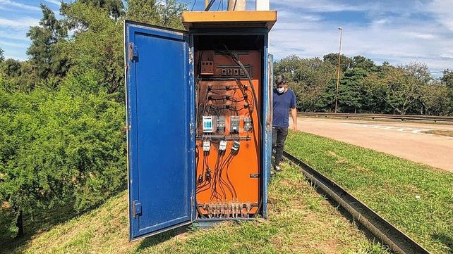 El tablero vandalizado a la vera de Avenida Mar Argentino.&nbsp;