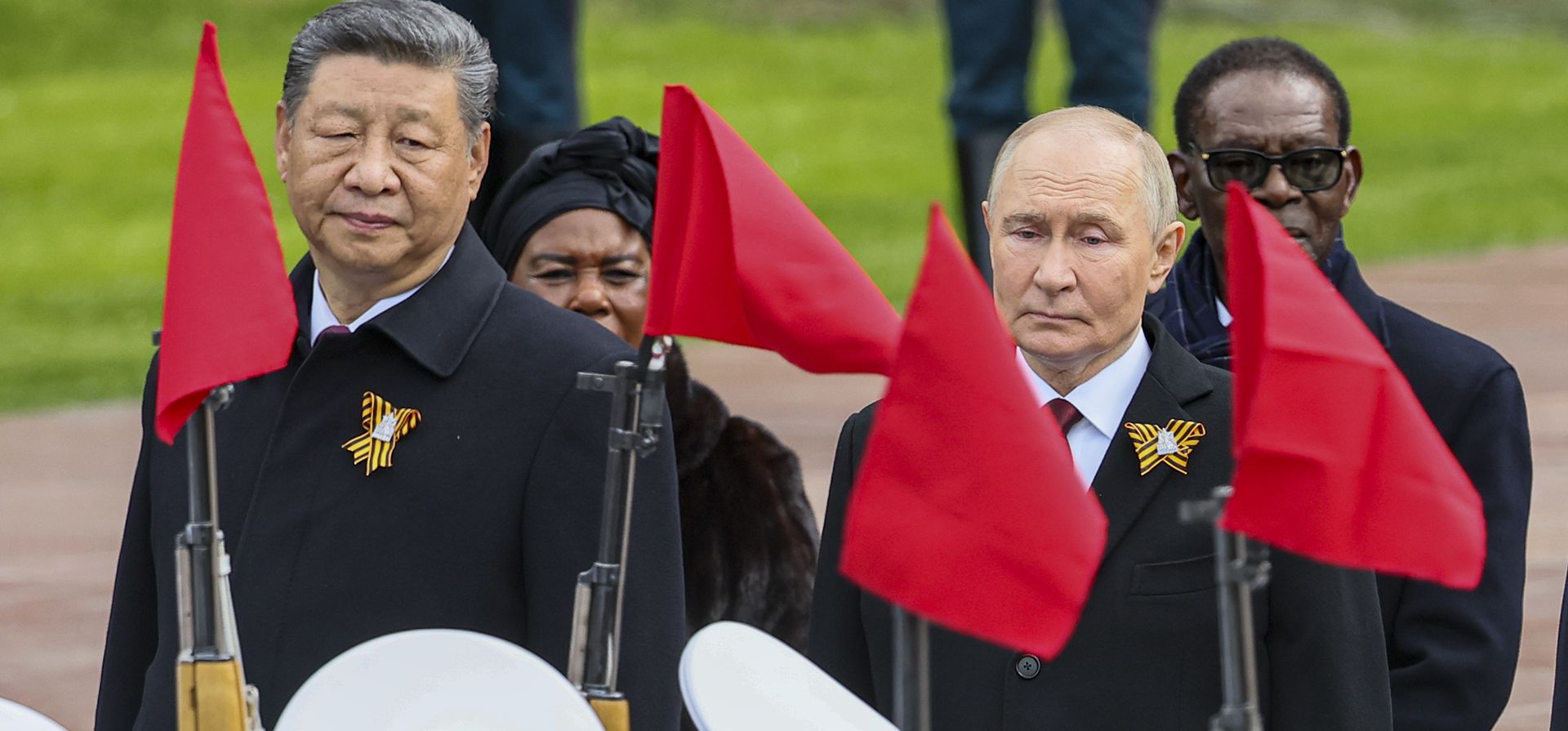 El presidente chino, Xi Jinping y el presidente ruso, Vladimir Putin, asisten a una ceremonia de ofrenda floral en la Tumba del Soldado Desconocido en el Jardín de Alejandro, tras el desfile militar del Día de la Victoria en Moscú, Rusia, el viernes 9 de mayo de 2025, durante las celebraciones del 80.º aniversario de la victoria de la Unión Soviética sobre la Alemania nazi durante la Segunda Guerra Mundial. (Yuri Kochetkov/Pool Photo vía AP) El presidente chino, Xi Jinping y el presidente ruso, Vladimir Putin, asisten a una ceremonia de ofrenda floral en la Tumba del Soldado Desconocido en el Jardín de Alejandro, tras el desfile militar del Día de la Victoria en Moscú, Rusia, el viernes 9 de mayo de 2025, durante las celebraciones del 80.º aniversario de la victoria de la Unión Soviética sobre la Alemania nazi durante la Segunda Guerra Mundial. (Yuri Kochetkov/Pool Photo vía AP)