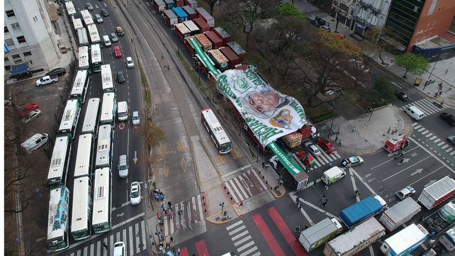 Una caravana de camiones