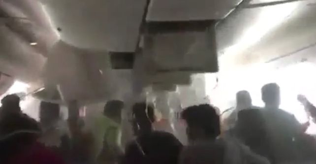 Caos en el interior del avión de Emirates antes de explotar en Dubái