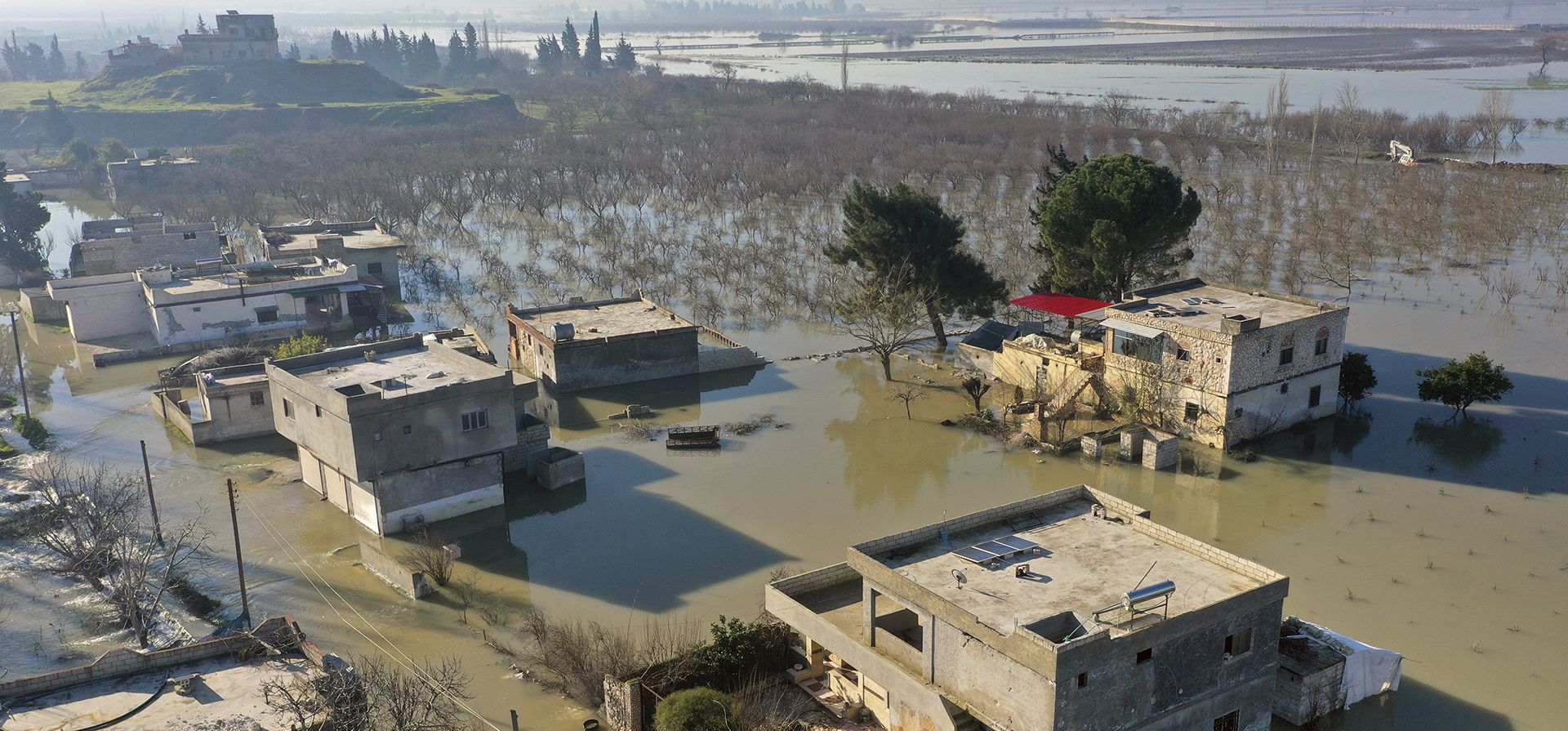 Una vista aérea de la aldea de al-Tlul inundada después de que un devastador terremoto destruyera la presa de un río en la ciudad de Salqeen, cerca de la frontera turca, provincia de Idlib, Siria, el jueves 9 de febrero de 2023. (Foto AP/Ghaith Alsayed)