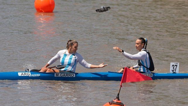 Magdalena Garro y Micaela Maslein festejan tras su consagración en el Mundial de Canotaje.