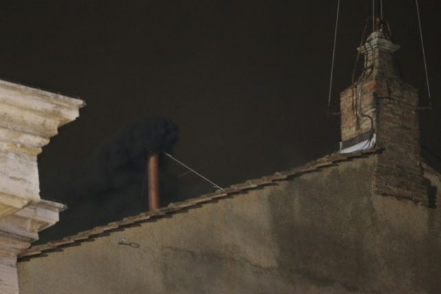 No habemus papam: fumata negra en el Vaticano