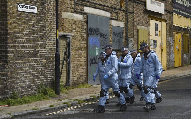 Agentes de policía caminan cerca del lugar donde la activista Black Lives Matter