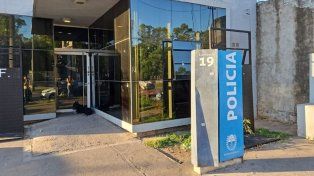 La comisaría 19ª, en la ciudad de Rosario, fue atacada a tiros en la madrugada de este miércoles desde dos autos.