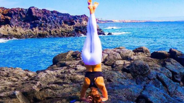 La piloto que es experta en yoga revoluciona la web con sus posturas