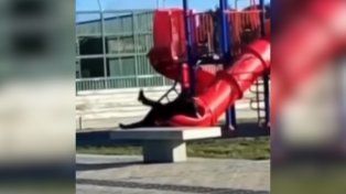 Insólito: el presidente de Chile quedó atascado en un tobogán infantil