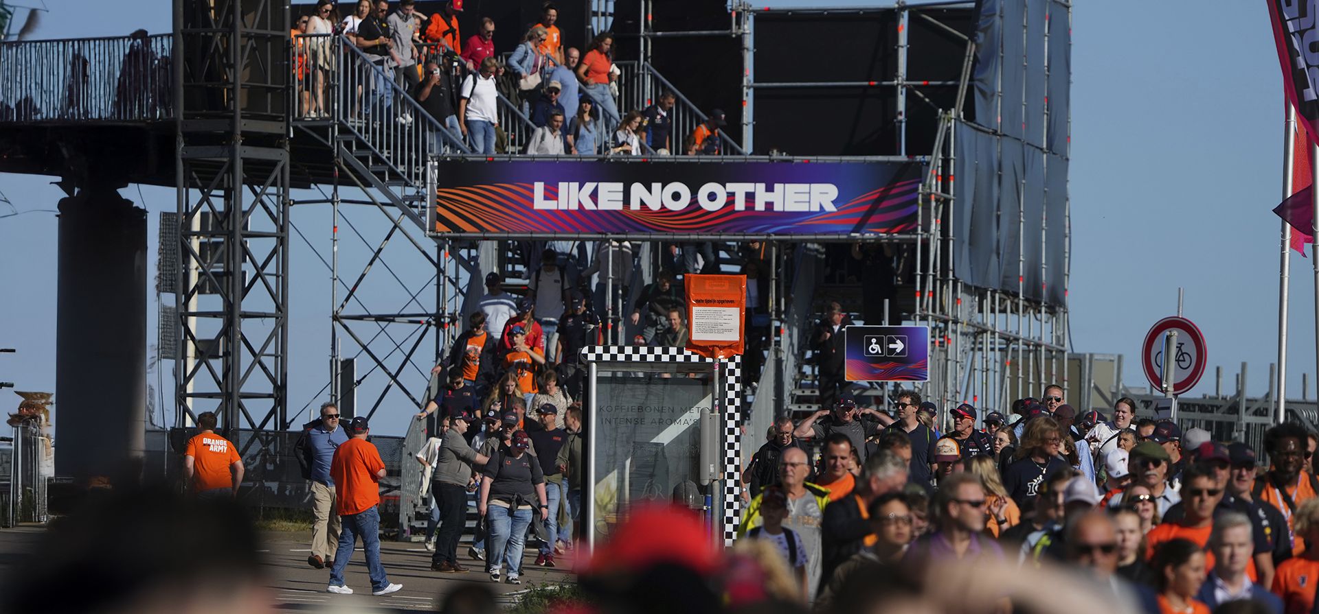 Aficionados llegan a la primera práctica del Gran Premio de los Países Bajos de Fórmula 1 en Zandvoort, Países Bajos, el viernes 29 de agosto de 2025. (Foto AP/Peter Dejong) Aficionados llegan a la primera práctica del Gran Premio de los Países Bajos de Fórmula 1 en Zandvoort, Países Bajos, el viernes 29 de agosto de 2025. (Foto AP/Peter Dejong)