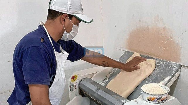 En Casa Lázaro el oficio de panadero alimenta la esperanza