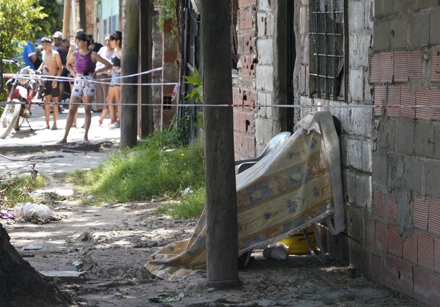 La anciana salio de su casa y alcanzó a sentarse en una reposera