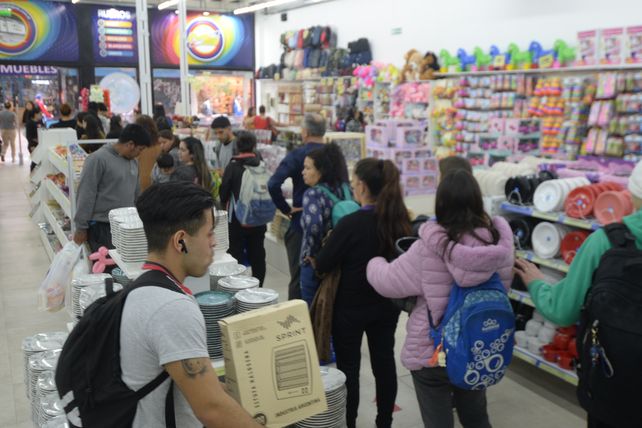 El fenómeno de los megabazares se afianza en Rosario