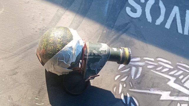 Un recolector de residuos alertó a Gendarmería Nacional sobre el hallazgo de una granada de mano FMK 2 en plena calle Un recolector de residuos alertó a Gendarmería Nacional sobre el hallazgo de una granada de mano FMK 2 en plena calle