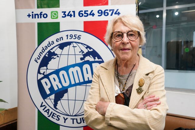 Lidia Procopio, esposa de Saverio, posa al lado del nuevo logo de Promar, que promociona el viaje clásico de la agencia al sur de Italia.