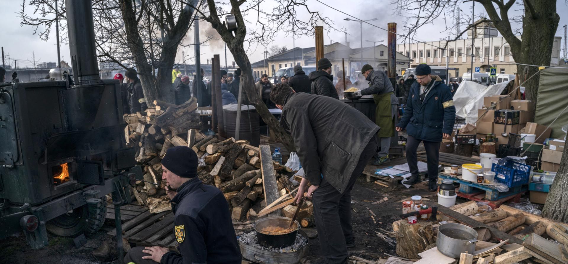 Voluntarios ucranianos preparan comida para personas desplazadas frente a la estación de tren de Lviv, en Lviv, Ucrania occidental, el jueves 3 de marzo de 2022. La invasión rusa de Ucrania ha obligado a más de un millón de personas a huir de su tierra natal en solo una semana.