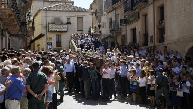 Segovia dolida. Vecinos y toreros tomaron parte del funeral de Barrio.