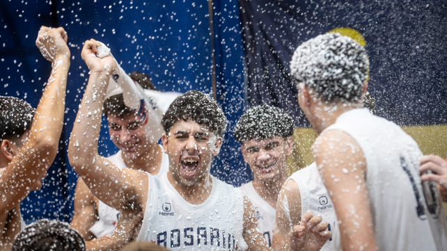 Los jugadores de la selección rosarina de básquet celebran el título alcanzado.