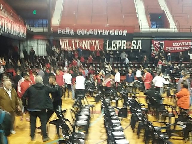 Serios incidentes, golpes y corridas en la asamblea de Newells que se suspendió
