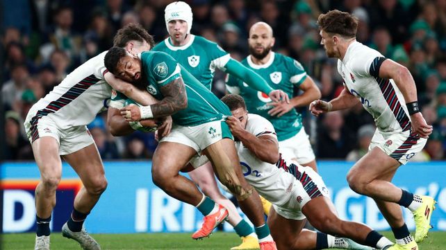 Bundee Aki es tackleado en uno de los avances de Irlanda ante Inglaterra. Gran comienzo en el Seis Naciones de rugby.