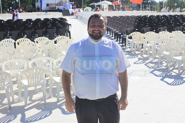 El padre Alfredo Nicola El cura de la localidad anfitriona se mostró feliz por la visita del sacerdote.  (Foto UNO/Juan Ignacio Pereira)