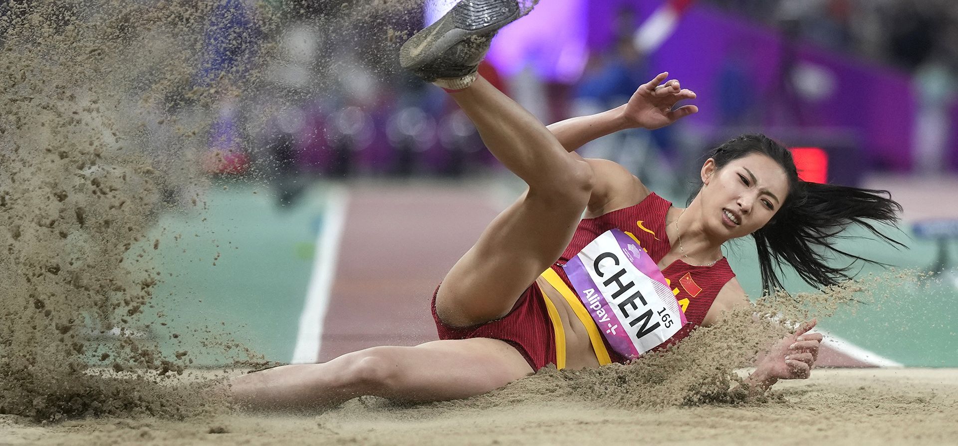 La china Chen Jie compite durante la final de triple salto femenino en los 19º Juegos Asiáticos en Hangzhou, China, el miércoles 4 de octubre de 2023. (Foto AP/Lee Jin-man) La china Chen Jie compite durante la final de triple salto femenino en los 19º Juegos Asiáticos en Hangzhou, China, el miércoles 4 de octubre de 2023. (Foto AP/Lee Jin-man)