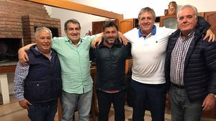 Ricardo Pancaldo reunido con la dirigencia de Atlético Paraná. Hoy será presentado al plantel.&nbsp;