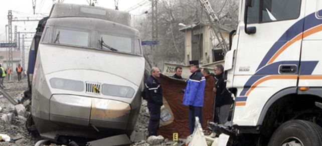 Tren franc&eacute;s TGV choca contra un cami&oacute;n: un muerto