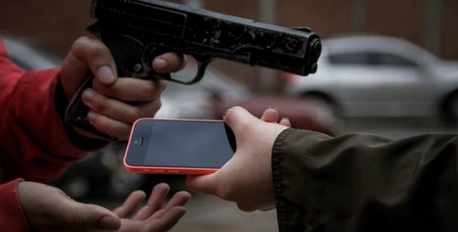 Robo de celulares. La modalidad delictiva genera un comercio ilegal de más de 200 millones de pesos mensuales.