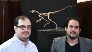 Los científicos de Conicet Federico Agnolín y Martín Ezcurra, participaron del hallazgo del enigmático reptil de 230 millones de años: el Venetoraptor gassenae