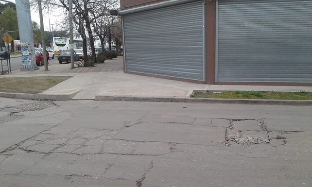 Vecinos reclaman por los baches cerca de López y Planes