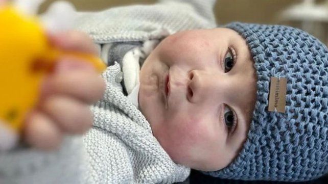 El pequeño Conrado Regué y su familia aguardan por la medicación. El pequeño Conrado Regué y su familia aguardan por la medicación.