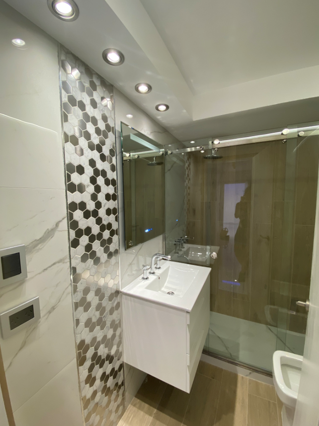 Baño remodelado por Deco Design.