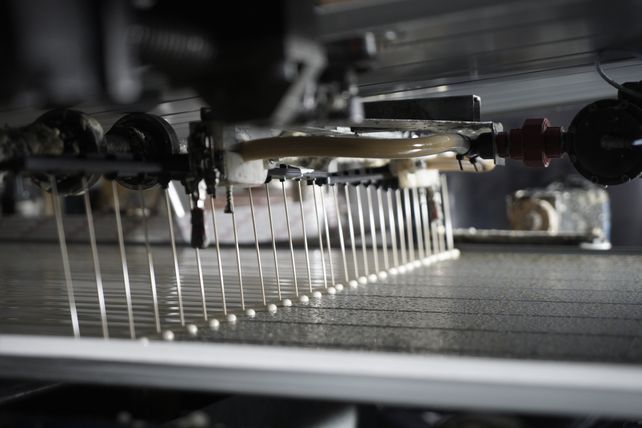 Primer plano de la fabricación de los paneles isotérmicos de Arneg.