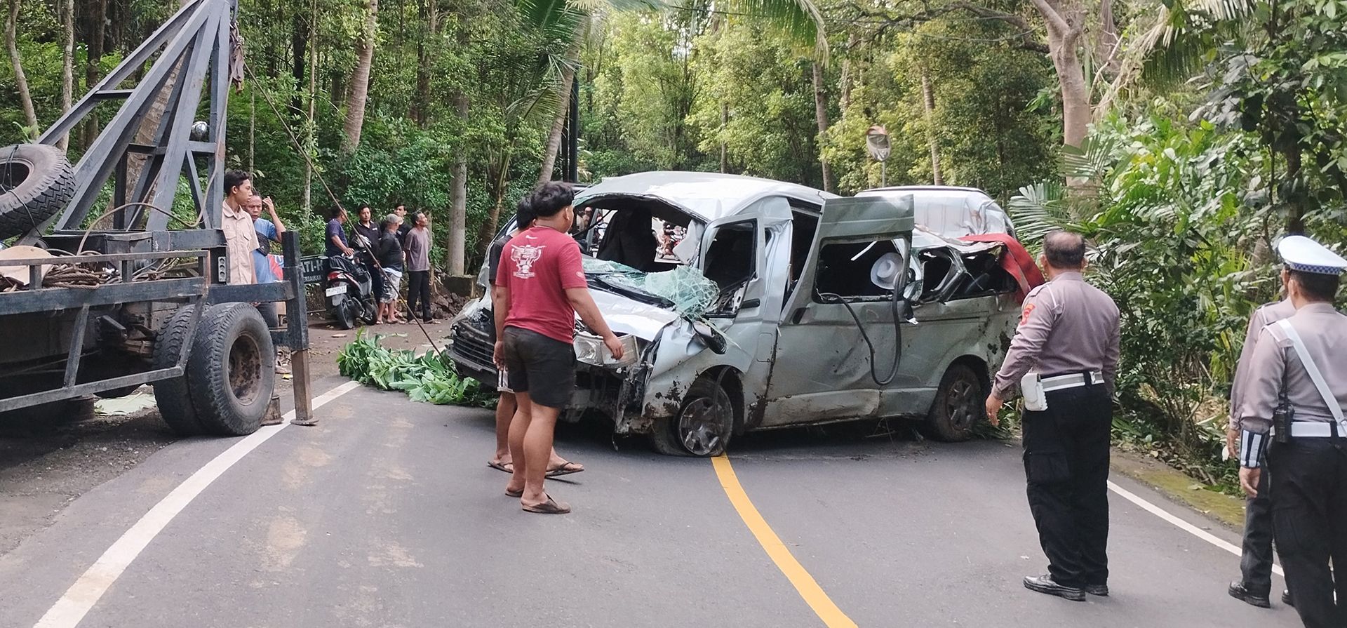 Los restos de una furgoneta que transportaba turistas chinos son retirados de la carretera tras un accidente en Buleleng, en la isla de Bali, Indonesia, el viernes 14 de noviembre de 2025. (Foto AP/Eka Prasetya) Los restos de una furgoneta que transportaba turistas chinos son retirados de la carretera tras un accidente en Buleleng, en la isla de Bali, Indonesia, el viernes 14 de noviembre de 2025. (Foto AP/Eka Prasetya)